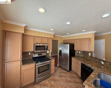 843 Steffa St - Photo Thumbnail 5