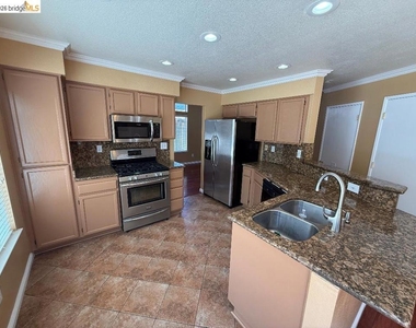 843 Steffa St - Photo Thumbnail 4