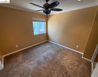 843 Steffa St - Photo Thumbnail 9