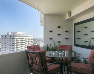 7250 Franklin Avenue - Photo Thumbnail 3