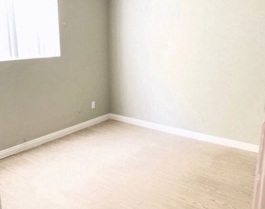 1034 S Ardmore Avenue - Photo Thumbnail 5