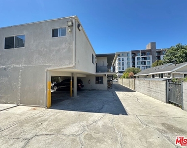 1034 S Ardmore Avenue - Photo Thumbnail 10