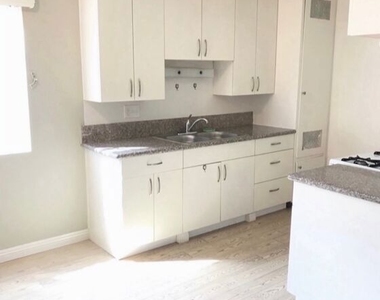 1034 S Ardmore Avenue - Photo Thumbnail 7