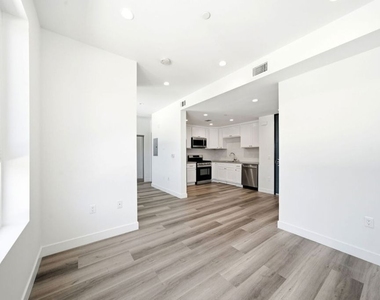 667 N Wilton Place - Photo Thumbnail 3