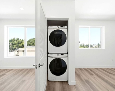 667 N Wilton Place - Photo Thumbnail 7