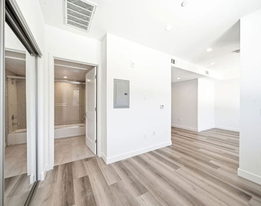 667 N Wilton Place - Photo Thumbnail 9