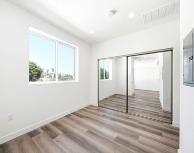 667 N Wilton Place - Photo Thumbnail 8