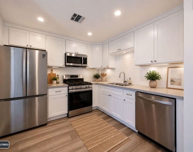 667 N Wilton Place - Photo Thumbnail 2