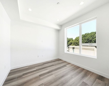 667 N Wilton Place - Photo Thumbnail 5