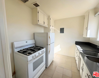 470 S Mariposa Avenue - Photo Thumbnail 3