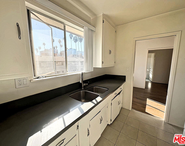 470 S Mariposa Avenue - Photo Thumbnail 5