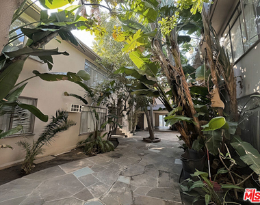 470 S Mariposa Avenue - Photo Thumbnail 12