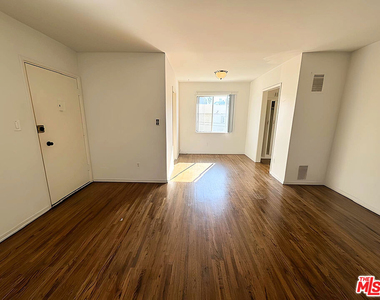 470 S Mariposa Avenue - Photo Thumbnail 1