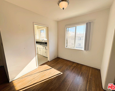 470 S Mariposa Avenue - Photo Thumbnail 2