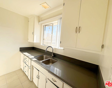 470 S Mariposa Avenue - Photo Thumbnail 4