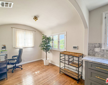 345 Westbourne Drive - Photo Thumbnail 8