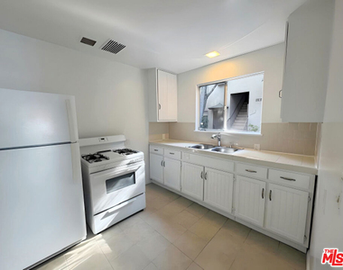 470 S Mariposa Avenue - Photo Thumbnail 4