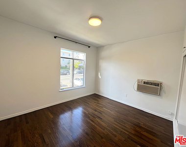 470 S Mariposa Avenue - Photo Thumbnail 6