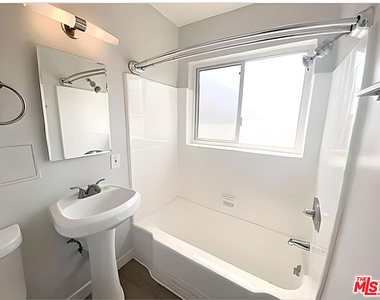 228 S Mariposa Avenue - Photo Thumbnail 9