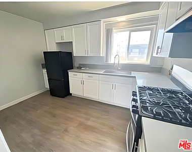 228 S Mariposa Avenue - Photo Thumbnail 3