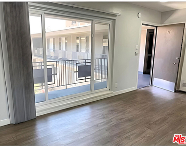 228 S Mariposa Avenue - Photo Thumbnail 7