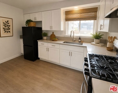 228 S Mariposa Avenue - Photo Thumbnail 4