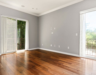 632 N Kings Road - Photo Thumbnail 8