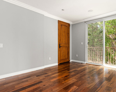 632 N Kings Road - Photo Thumbnail 4