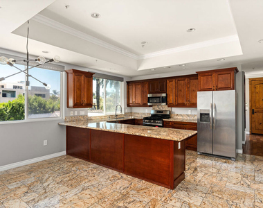632 N Kings Road - Photo Thumbnail 1