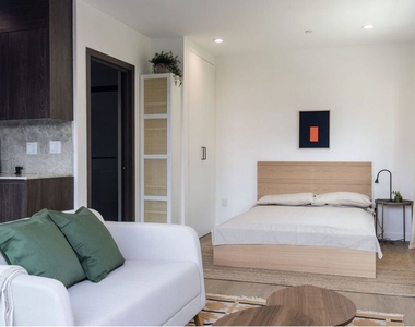 925 N Mariposa Avenue - Photo Thumbnail 9