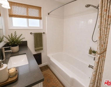 228 S Mariposa Avenue - Photo Thumbnail 7
