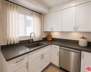 228 S Mariposa Avenue - Photo Thumbnail 4