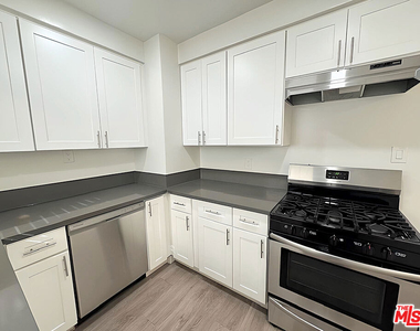 228 S Mariposa Avenue - Photo Thumbnail 5