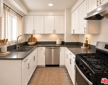 228 S Mariposa Avenue - Photo Thumbnail 5