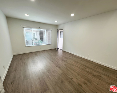 228 S Mariposa Avenue - Photo Thumbnail 1