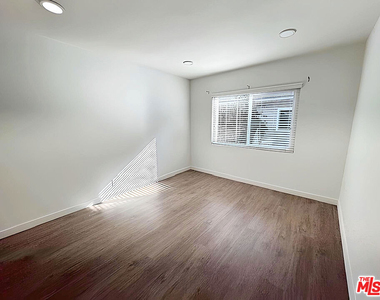 228 S Mariposa Avenue - Photo Thumbnail 6