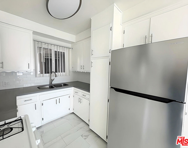 228 S Mariposa Avenue - Photo Thumbnail 16
