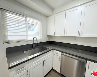 228 S Mariposa Avenue - Photo Thumbnail 4