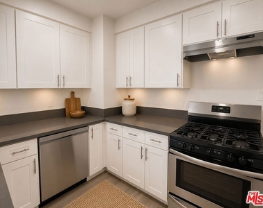 228 S Mariposa Avenue - Photo Thumbnail 3