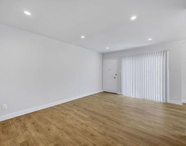 1738 Colby Avenue - Photo Thumbnail 10
