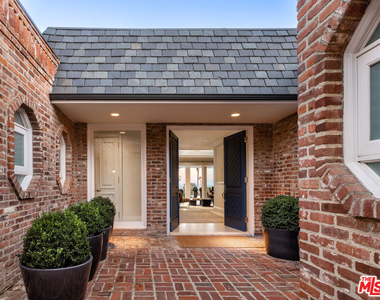 520 Stonewood Drive - Photo Thumbnail 2