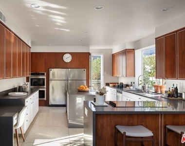 510 Stonewood Drive - Photo Thumbnail 6