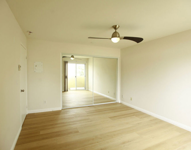 833 S Orange Grove Avenue - Photo Thumbnail 4