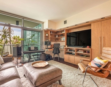 13700 Marina Pointe Drive - Photo Thumbnail 2