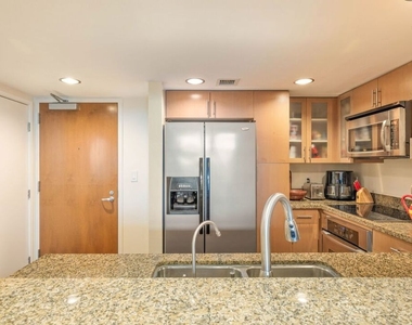 13700 Marina Pointe Drive - Photo Thumbnail 6