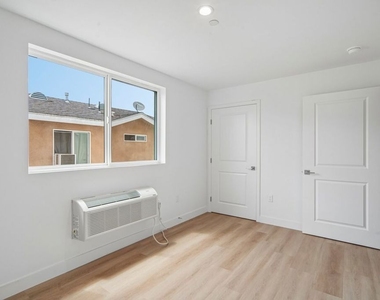 3221 W 71st Street - Photo Thumbnail 6