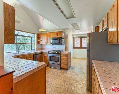 3124 Veteran Avenue - Photo Thumbnail 13