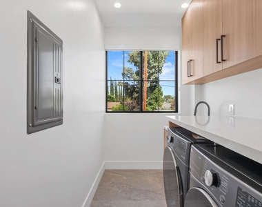 5917 Rhodes Avenue - Photo Thumbnail 37