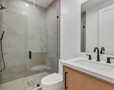 5917 Rhodes Avenue - Photo Thumbnail 21