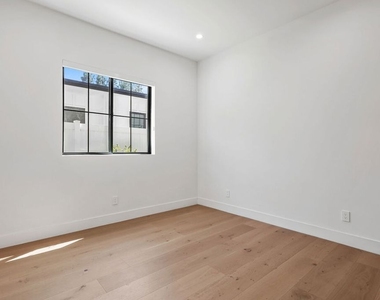 5917 Rhodes Avenue - Photo Thumbnail 22
